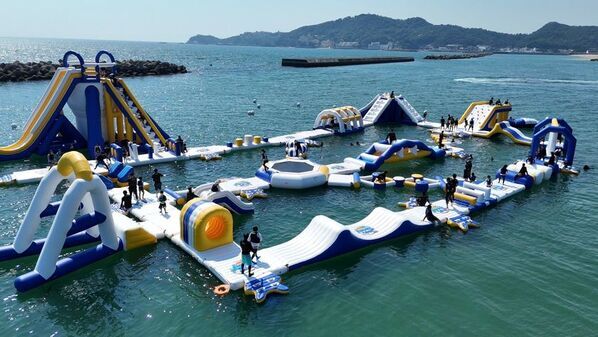 満員御礼の時間帯も！和歌山市・片男波海水浴場の海上アスレチック「AQuaLooP」8月31日までオープン