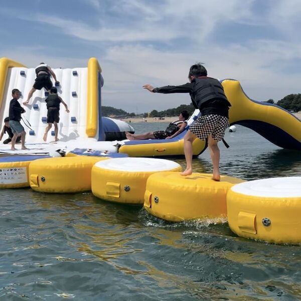 満員御礼の時間帯も！和歌山市・片男波海水浴場の海上アスレチック「AQuaLooP」8月31日までオープン