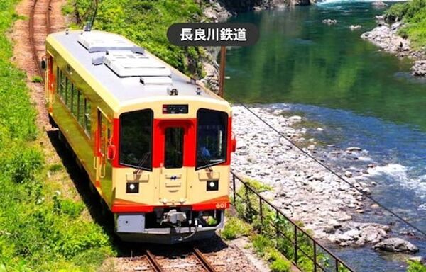 清流長良川に沿って走る岐阜・長良川鉄道が1日乗り放題になる「長良川鉄道1日フリー乗車券」をモバイルチケットで販売