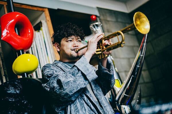 ジャズシーンの最前線を走るトランペットの鬼才・類家心平　キャリア初のソロプレイ集『メタモルフォーゼ』を8/28に発売