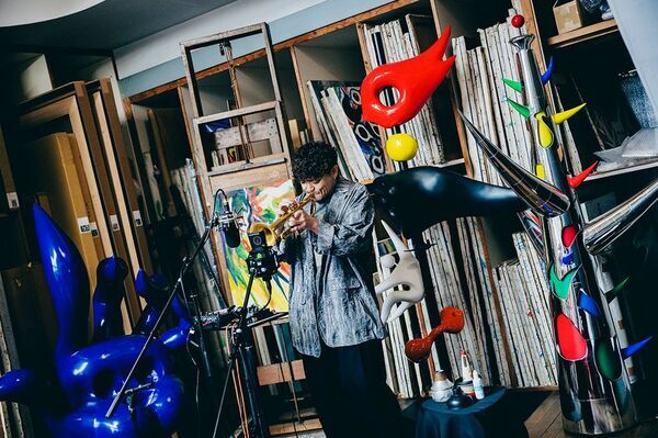 ジャズシーンの最前線を走るトランペットの鬼才・類家心平　キャリア初のソロプレイ集『メタモルフォーゼ』を8/28に発売