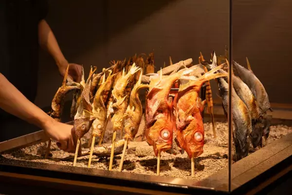 【2025年7月23日(水)グランドオープン】日本の伝統と革新が交差する、美食の舞台「能登前寿司と原始焼き 鮨 湊崎」 金沢・片町に誕生