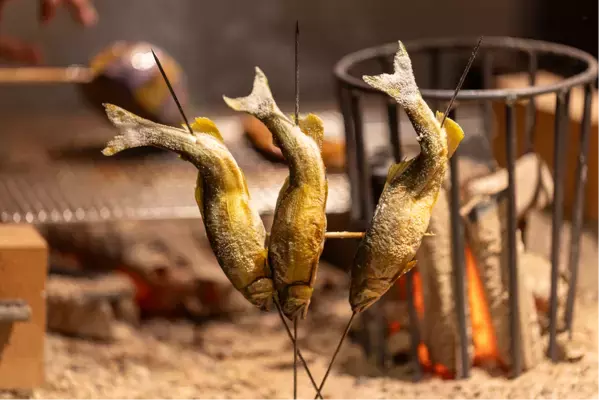 【2025年7月23日(水)グランドオープン】日本の伝統と革新が交差する、美食の舞台「能登前寿司と原始焼き 鮨 湊崎」 金沢・片町に誕生