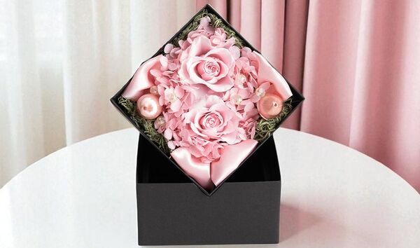 “好き”は枯らさない。アクリルスタンドやペンライトと一緒に飾れる「推し色フラワー」発売