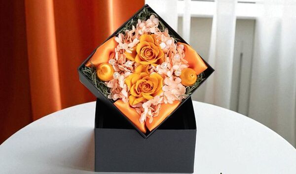 “好き”は枯らさない。アクリルスタンドやペンライトと一緒に飾れる「推し色フラワー」発売