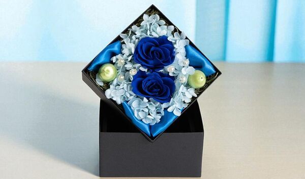 “好き”は枯らさない。アクリルスタンドやペンライトと一緒に飾れる「推し色フラワー」発売