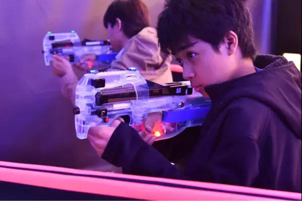 千葉県印西に屋内型パーク「リアルFPSアリーナ」がオープン　光・レーザーを使った遊びを満喫する新型テーマパーク