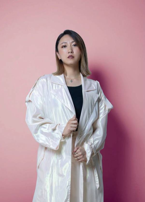 岡山県里庄町出身のシンガーソングライター 千里-chisato-、県内唯一の英国教会で撮影した新曲「Moonlight」のミュージックビデオを公開