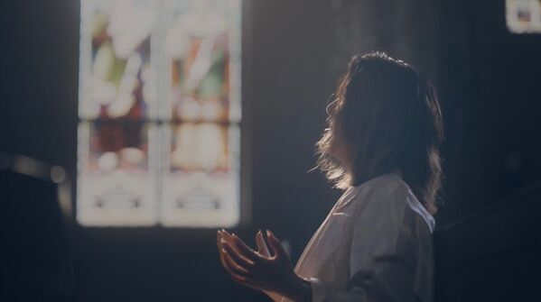 岡山県里庄町出身のシンガーソングライター 千里-chisato-、県内唯一の英国教会で撮影した新曲「Moonlight」のミュージックビデオを公開