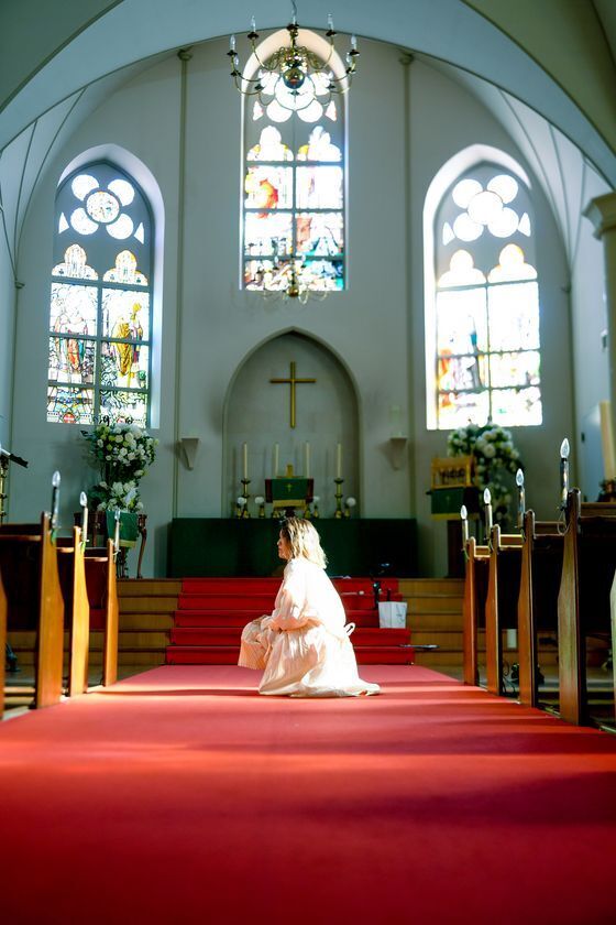 岡山県里庄町出身のシンガーソングライター 千里-chisato-、県内唯一の英国教会で撮影した新曲「Moonlight」のミュージックビデオを公開