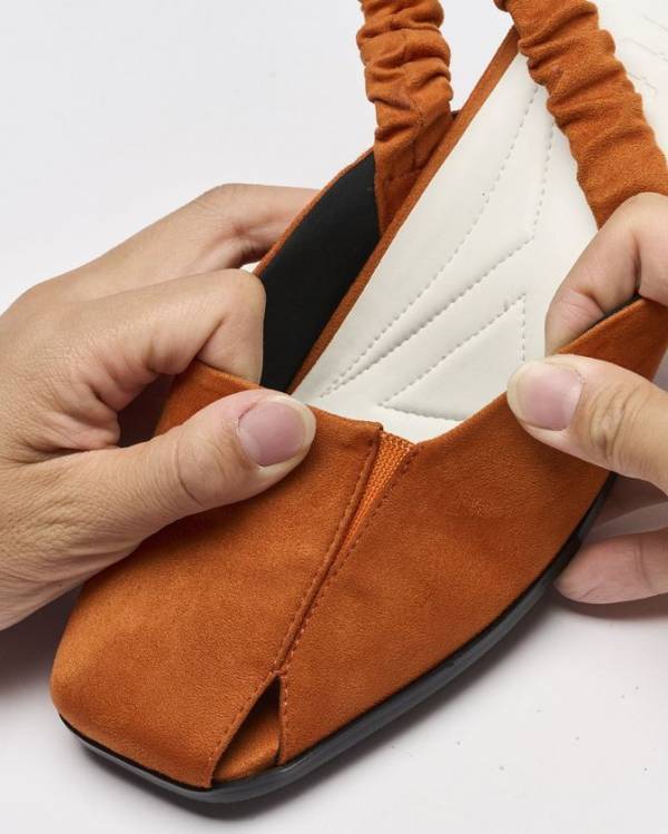 ヒールがあることを忘れる靴『ヒールカップシャーリングストラップシューズ』を7月下旬に発売