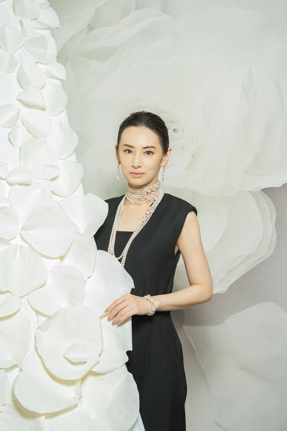 北川景子、ミキモトのジュエリーを纏ってパリ・ヴァンドーム広場へ　ミキモトパリ店を初訪問、スペシャルムービー公開