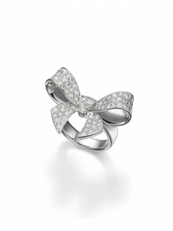 北川景子、ミキモトのジュエリーを纏ってパリ・ヴァンドーム広場へ　ミキモトパリ店を初訪問、スペシャルムービー公開