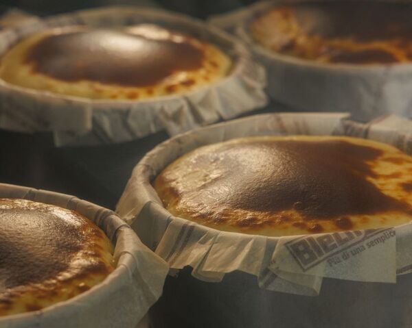 Googleビジネスプロフィール評価4.9・クチコミ数550件超のチーズケーキ専門店が子どもの不安や孤独が高まる時期に合わせて児童養護施設へ製造過程で発生する型崩れしてしまったグルテンフリーの大人気チーズケーキを無料配布