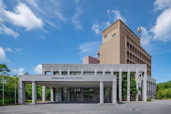 霧島観光ホテルは鹿児島県「令和7年度外国人材受入環境整備支援事業(補助金)」の補助団体として認定されました。外国人材の活躍が宿を変える―霧島観光ホテルの次世代人材戦略