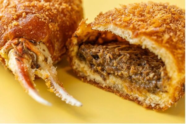 鳥取・北栄町 道の駅ほうじょう　とりどりベーカリーの「カニ尽くしのカニカレーパン」　カレーパングランプリ2025西日本焼きカレーパン部門金賞を受賞！～鳥取・境港産紅ズワイガニを贅沢に使用した逸品～