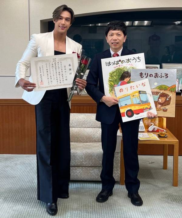 バチェロレッテ　ジャパン【當間ローズ】特別支援学校へ大型絵本を寄贈　8/31のコンサートに障がいを持つ方やその保護者を招待！