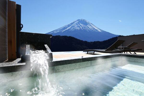 【1周年記念】天空の温泉ヴィラ紬 河口湖　8月のご予約限定で山梨県産ハーフワインをプレゼント！贅沢な非日常空間をご堪能ください