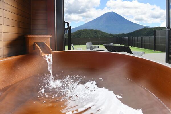 【1周年記念】天空の温泉ヴィラ紬 河口湖　8月のご予約限定で山梨県産ハーフワインをプレゼント！贅沢な非日常空間をご堪能ください