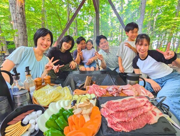 那須高原のグランピングカフェ＆BBQ“たき火”に新名物誕生！濃厚ミルクのご褒美ソフト「那須高原“しろくろみるく”ソフトクリーム」2025年8月8日(金)より新発売