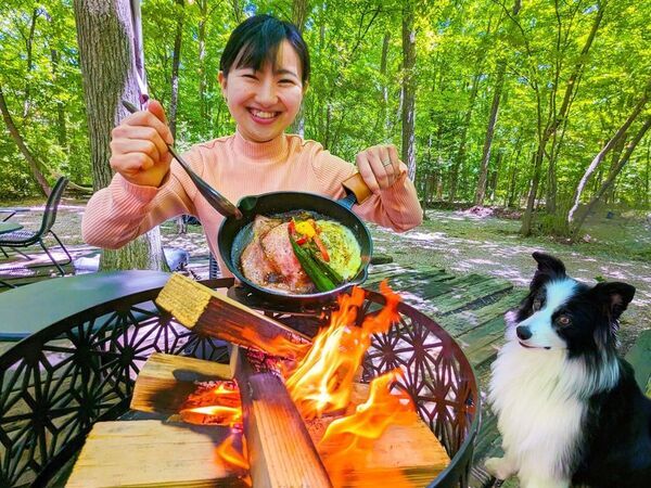 那須高原のグランピングカフェ＆BBQ“たき火”に新名物誕生！濃厚ミルクのご褒美ソフト「那須高原“しろくろみるく”ソフトクリーム」2025年8月8日(金)より新発売