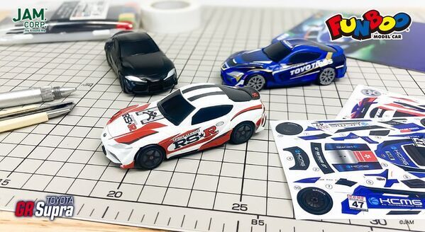 DAISOで買える！ 1台110円(税込)のカスタムシール付きのプチプライスミニカー『FUNBOO(ファンブー)』第3弾はTOYOTA GR Supraレーシングチームコラボシリーズ全6種が登場！