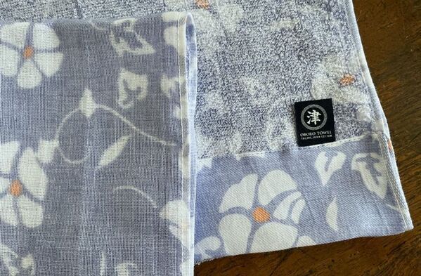 100年の伝統と革新の技術から生まれた唯一無二のタオル！1枚で裏も表もない2つの表現が楽しめる「朧染着物文様／おもてなしタオル」新発売