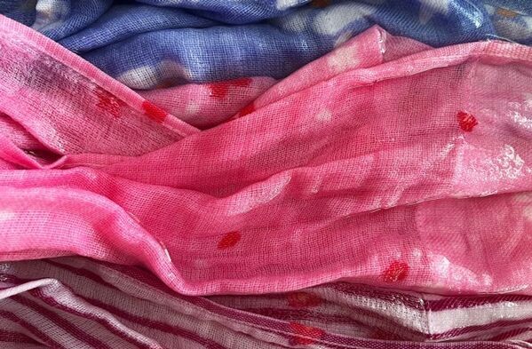 100年の伝統と革新の技術から生まれた唯一無二のタオル！1枚で裏も表もない2つの表現が楽しめる「朧染着物文様／おもてなしタオル」新発売