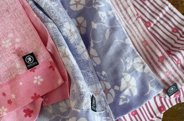 100年の伝統と革新の技術から生まれた唯一無二のタオル！1枚で裏も表もない2つの表現が楽しめる「朧染着物文様／おもてなしタオル」新発売