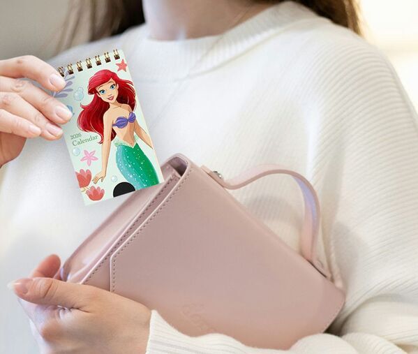 夢がいっぱい！推しのプリンセスが12種類登場　「ディズニープリンセス／ポケットカレンダー」9月1日新発売　滑り止め付で自立して、コンパクトで持ち運びに便利！