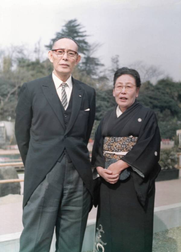 受け継がれるクラフトマンシップ100年の想いを一粒に。原点にして“最高峰”「元祖柿の種CLASSIC170g缶入り」10月30日発売