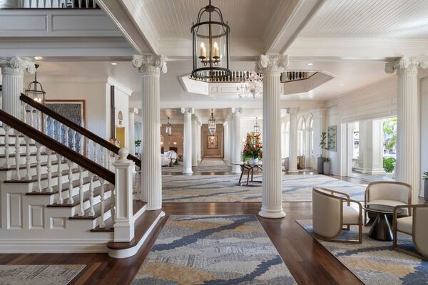 モアナ サーフライダー ウェスティン リゾート＆スパ、伝統薫るロビーが新装、タワーウィング客室は洗練の空間へ