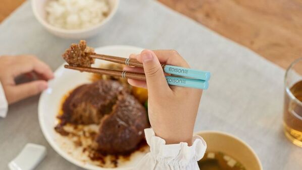 お箸の正しい持ち方を自然と意識できる　指ガイド付き　【天然木のお箸】を8月上旬にリニューアル販売開始