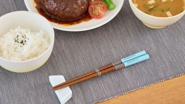 お箸の正しい持ち方を自然と意識できる　指ガイド付き　【天然木のお箸】を8月上旬にリニューアル販売開始