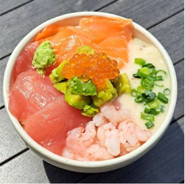 ＼静岡県産自然薯入りとろろと海の幸の共演／駿河湾沼津サービスエリア上り線内「おさかな丼屋 とと丸食堂」で8月31日(日)まで「夏休み限定セットメニュー」開催中