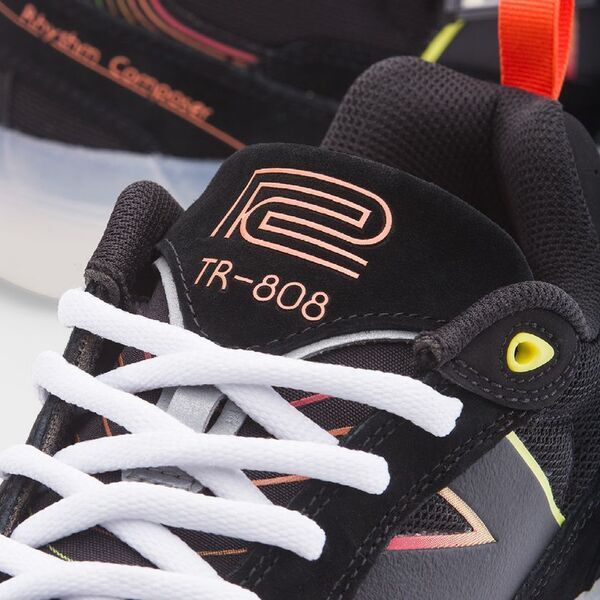 ローランドとニューバランス ヌメリックのコラボによるリズムマシン「TR-808」をモチーフとしたスニーカーの2025年バージョンを発表