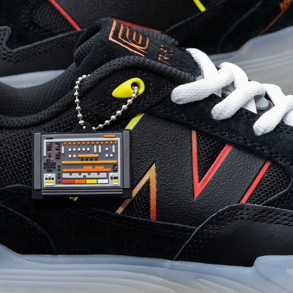 ローランドとニューバランス ヌメリックのコラボによるリズムマシン「TR-808」をモチーフとしたスニーカーの2025年バージョンを発表