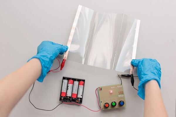 折り曲げても通電する透明導電膜技術、8月21日・22日に大学見本市で公開