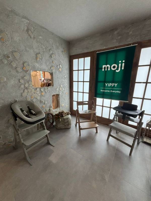 ベビー・キッズチェアYIPPY(イッピー)を手掛けるmoji(モジ)がフォトスタジオとコラボレーション始動。新店オープンイベントでのイッピー体験会も。