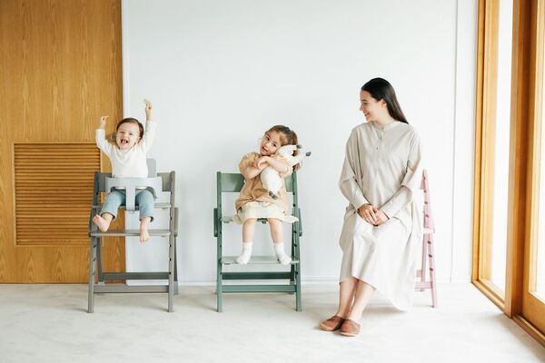 ベビー・キッズチェアYIPPY(イッピー)を手掛けるmoji(モジ)がフォトスタジオとコラボレーション始動。新店オープンイベントでのイッピー体験会も。