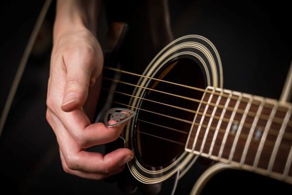 握り方で硬さが変わる！可変硬度チタン製ギターピック「EMOTION PICK」先行予約で目標1200％達成