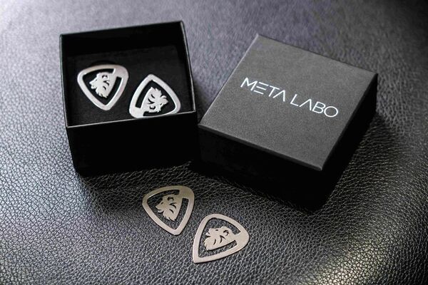 握り方で硬さが変わる！可変硬度チタン製ギターピック「EMOTION PICK」先行予約で目標1200％達成