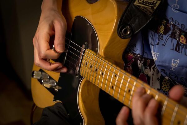 握り方で硬さが変わる！可変硬度チタン製ギターピック「EMOTION PICK」先行予約で目標1200％達成