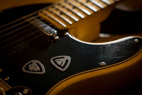 握り方で硬さが変わる！可変硬度チタン製ギターピック「EMOTION PICK」先行予約で目標1200％達成