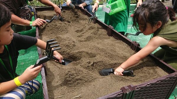 夏限定の巨大昆虫出現＆お宝発掘体験！温泉やBBQも楽しめる佐久平パラダで家族の思い出づくり