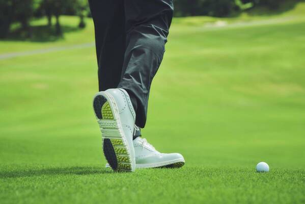 履くだけで「疲労回復」する madrasリカバリーゴルフシューズ