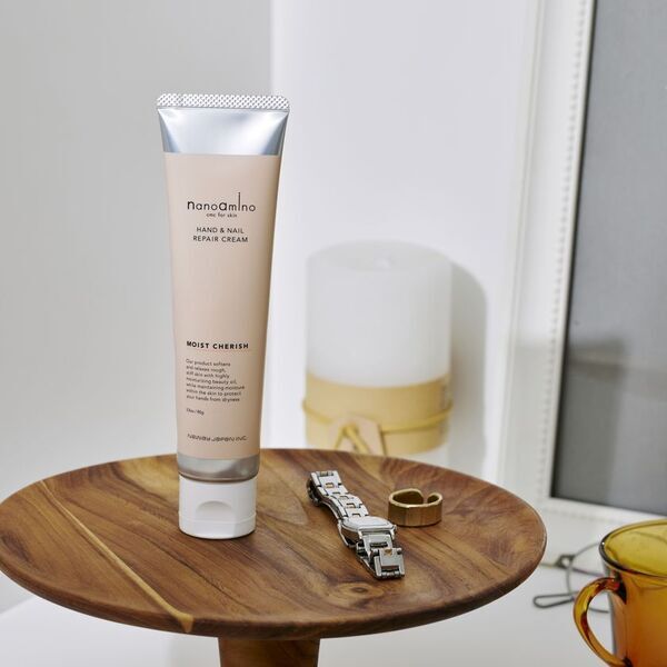 優しい華やかなフローラルの香りで乾燥しがちな手肌にうるおいと癒しを。「ナノアミノ ハンド＆ネイル リペアクリーム」から秋冬限定の新しい香り「モイストチェリッシュ」が数量限定発売