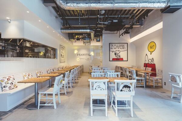 東京・大阪のPEANUTS Cafeにて、8月24日～8月31日にグラミー受賞アーティスト Laufeyとのコラボレーションが決定