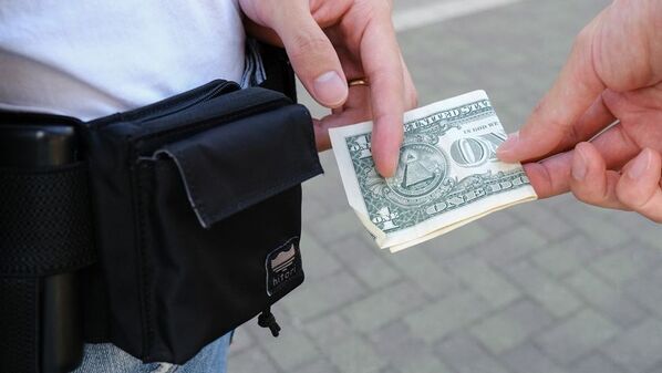 海外クラファン456％達成の話題作！大阪発“モバ充を腰に巻く”スマホ多用旅に最適なスマートポーチを8月19日に販売開始