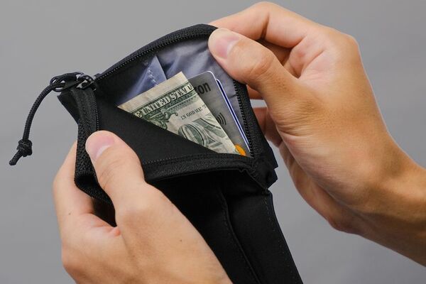 海外クラファン456％達成の話題作！大阪発“モバ充を腰に巻く”スマホ多用旅に最適なスマートポーチを8月19日に販売開始